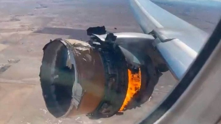 Động cơ máy bay Mỹ cháy ngùn ngụt, rơi lả tả mảnh vỡ từ trên cao