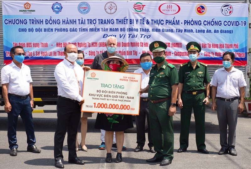 Tập đoàn Hưng Thịnh tài trợ 1 tỷ đồng cho bộ đội biên phòng chống COVID-19