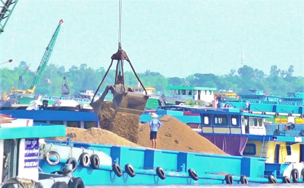 Nhộn nhịp chợ cát Campuchia ở thượng nguồn sông Tiền
