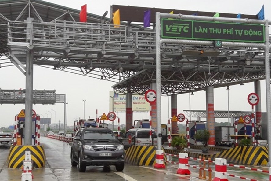 Thủ tướng Chính phủ yêu cầu triển khai dán thẻ định danh đối với xe ôtô để sử dụng dịch vụ thu phí giao thông đường bộ theo hình thức điện tử không dừng. Ảnh: VGP