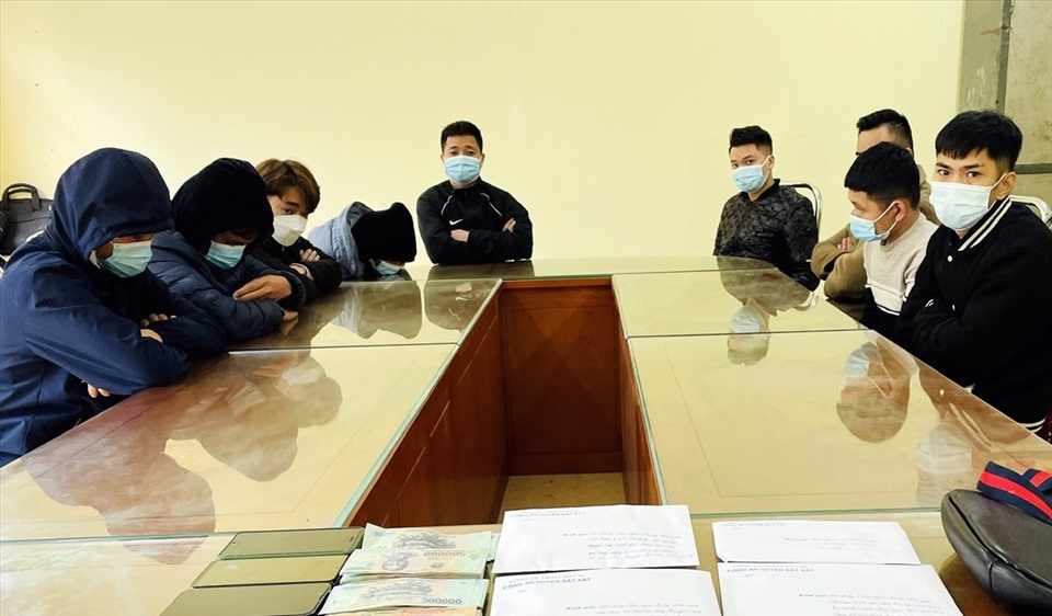 Tham gia "xóc đĩa" qua mạng inernet, 9 nam thanh niên cùng bị bắt giữ