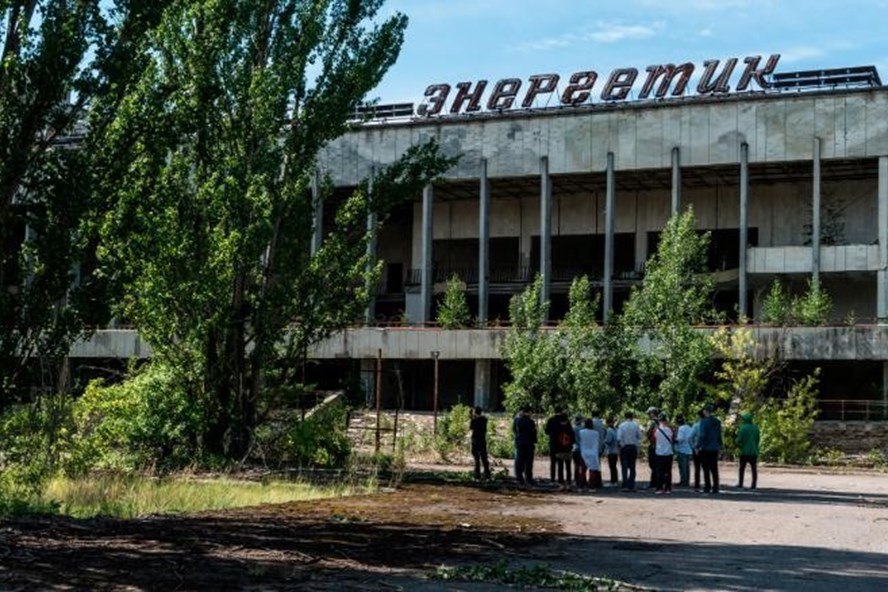 Khách du lịch thăm quan thành phố bỏ hoang Pripyat, bên trong khu vực nguy hiểm ở Chernobyl, năm 2019. Ảnh: Getty