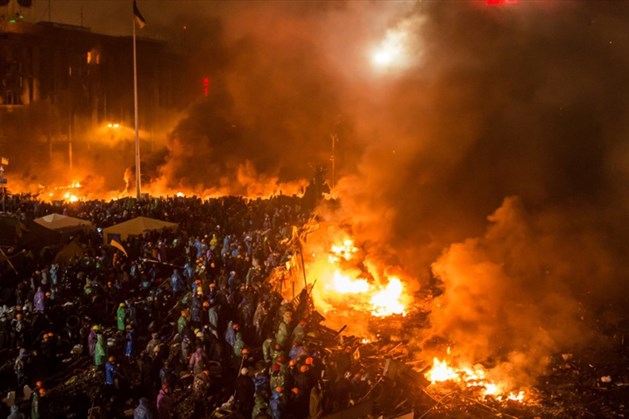 Người biểu tình đụng độ với cảnh sát ở Kiev, Ukraina, tháng 2.2014. Ảnh: Getty