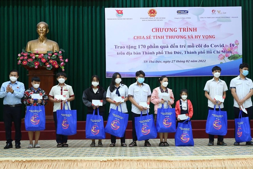 Ông Cao Thanh Bình - Ủy viên thường trực HĐND TPHCM, Trưởng Ban Văn hóa – xã hội trao quà cho trẻ mồ côi do dịch COVID-19. Ảnh: HĐ