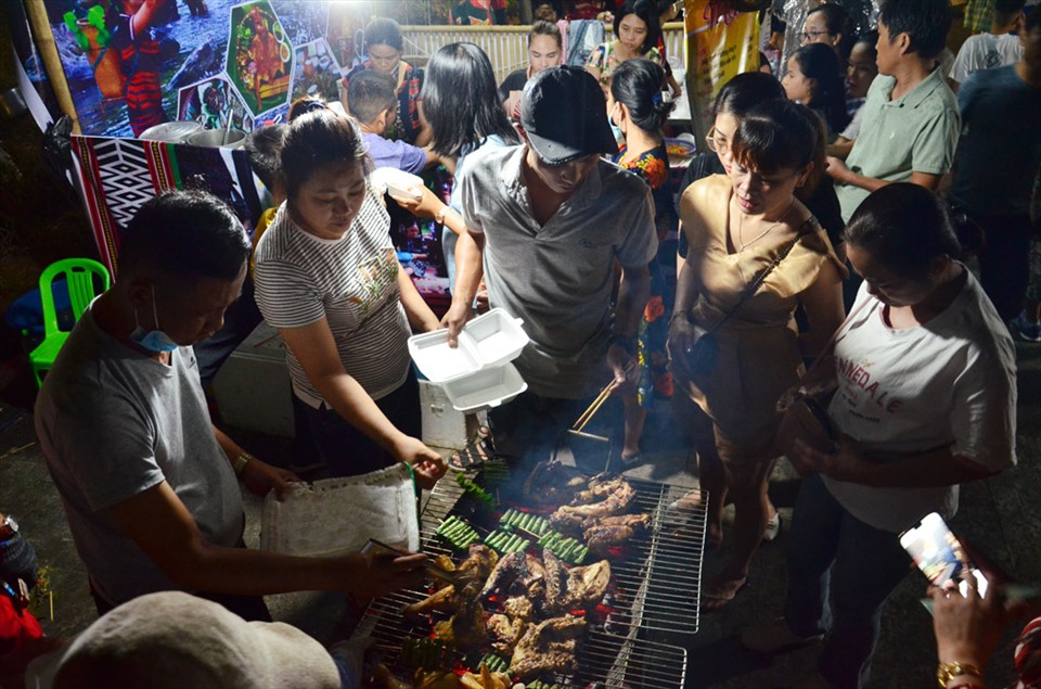 Huế: 100 món ẩm thực đường phố hội tụ trên tuyến phố đi bộ dọc sông Hương