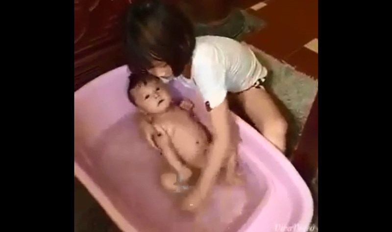 Video: Xôn xao clip bé gái 9 tuổi tắm cho em trai 2,5 tháng 